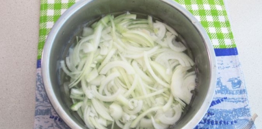 Фото приготовления рецепта: Селёдка, маринованная с луком в горчично-медовом маринаде - шаг №4