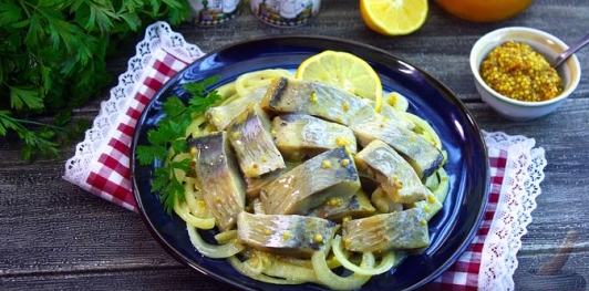 Фото приготовления рецепта: Селёдка, маринованная с луком в горчично-медовом маринаде - шаг №19