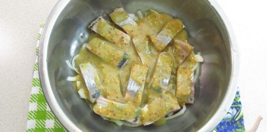 Фото приготовления рецепта: Селёдка, маринованная с луком в горчично-медовом маринаде - шаг №13