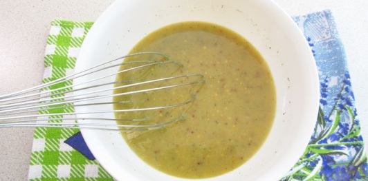 Фото приготовления рецепта: Селёдка, маринованная с луком в горчично-медовом маринаде - шаг №10