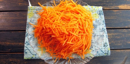 Фото приготовления рецепта: Селёдка по-корейски - шаг №4