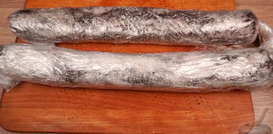 Фото приготовления рецепта: Шоколадная колбаса с каштанами - шаг №18