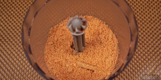 Фото приготовления рецепта: Шоколадная колбаса с каштанами - шаг №3