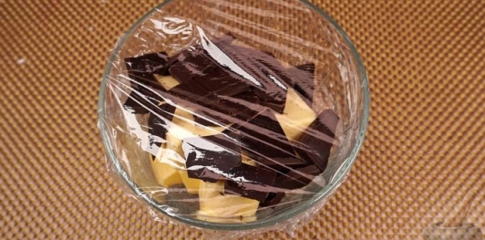 Фото приготовления рецепта: Шоколадная колбаса с каштанами - шаг №8