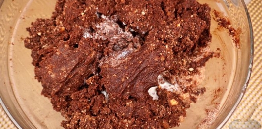 Фото приготовления рецепта: Шоколадная колбаса с каштанами - шаг №13