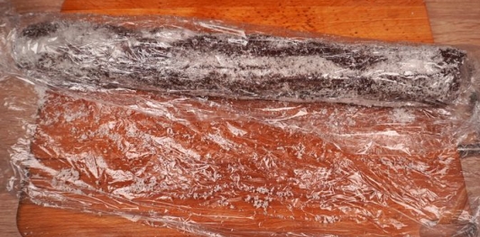 Фото приготовления рецепта: Шоколадная колбаса с каштанами - шаг №17