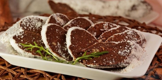 Фото приготовления рецепта: Шоколадная колбаса с каштанами - шаг №19