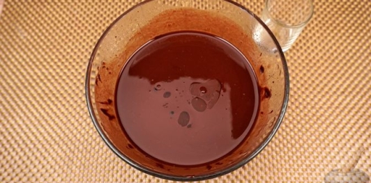 Фото приготовления рецепта: Шоколадная колбаса с каштанами - шаг №10