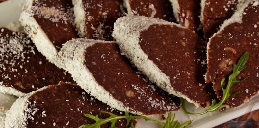 Фото приготовления рецепта: Шоколадная колбаса с каштанами - шаг №20