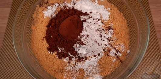 Фото приготовления рецепта: Шоколадная колбаса с каштанами - шаг №6