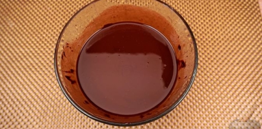 Фото приготовления рецепта: Шоколадная колбаса с каштанами - шаг №9