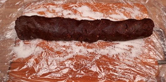 Фото приготовления рецепта: Шоколадная колбаса с каштанами - шаг №16