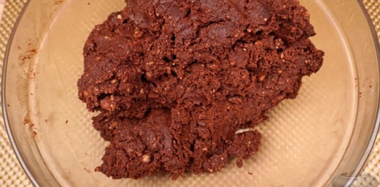 Фото приготовления рецепта: Шоколадная колбаса с каштанами - шаг №14