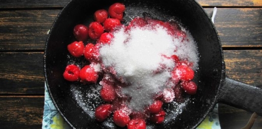 Фото приготовления рецепта: Шоколадные блинчики с творогом и вишней - шаг №9