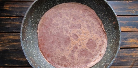 Фото приготовления рецепта: Шоколадные блинчики с творогом и вишней - шаг №13