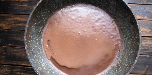 Фото приготовления рецепта: Шоколадные блинчики с творогом и вишней - шаг №12