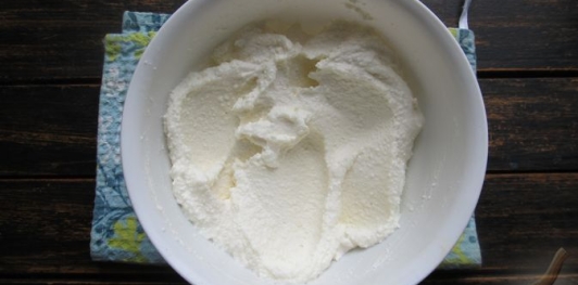 Фото приготовления рецепта: Шоколадные блинчики с творогом и вишней - шаг №16