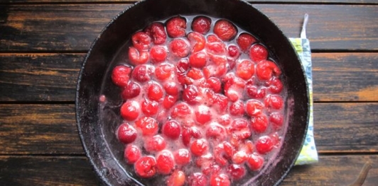 Фото приготовления рецепта: Шоколадные блинчики с творогом и вишней - шаг №10