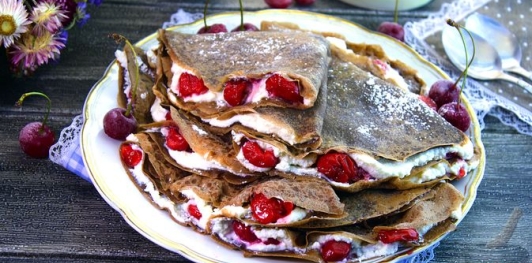 Фото приготовления рецепта: Шоколадные блинчики с творогом и вишней - шаг №22