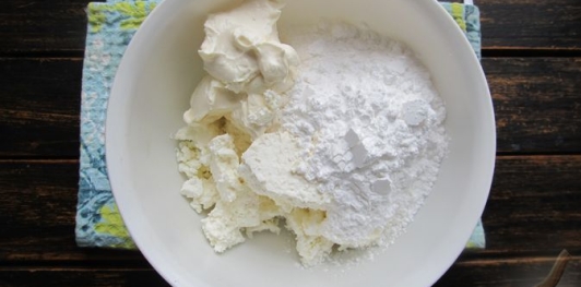 Фото приготовления рецепта: Шоколадные блинчики с творогом и вишней - шаг №15