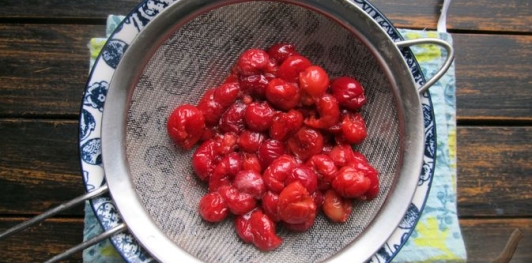 Фото приготовления рецепта: Шоколадные блинчики с творогом и вишней - шаг №11