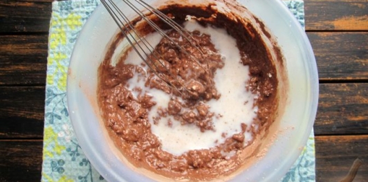 Фото приготовления рецепта: Шоколадные блинчики с творогом и вишней - шаг №5