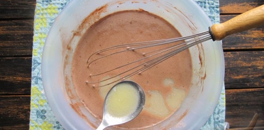 Фото приготовления рецепта: Шоколадные блинчики с творогом и вишней - шаг №7