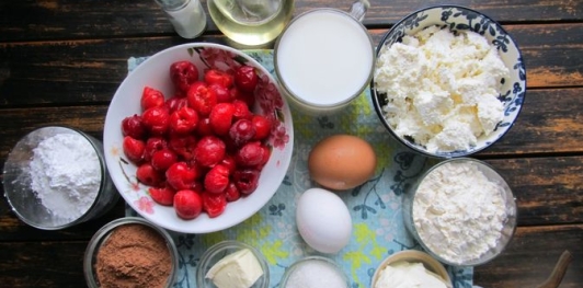 Фото приготовления рецепта: Шоколадные блинчики с творогом и вишней - шаг №1