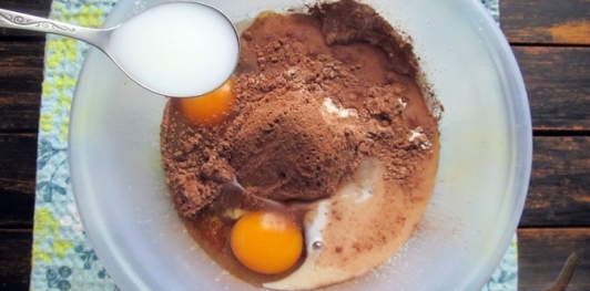 Фото приготовления рецепта: Шоколадные блинчики с творогом и вишней - шаг №4