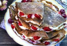 Шоколадные блинчики с творогом и вишней