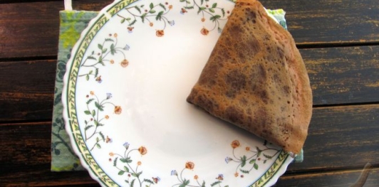 Фото приготовления рецепта: Шоколадные блинчики с творогом и вишней - шаг №20