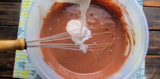 Фото приготовления рецепта: Шоколадные блинчики с творогом и вишней - шаг №6