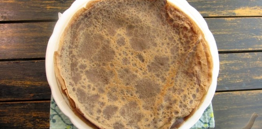 Фото приготовления рецепта: Шоколадные блинчики с творогом и вишней - шаг №14