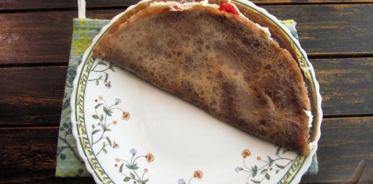 Фото приготовления рецепта: Шоколадные блинчики с творогом и вишней - шаг №19