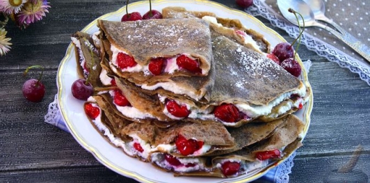 Фото приготовления рецепта: Шоколадные блинчики с творогом и вишней - шаг №21