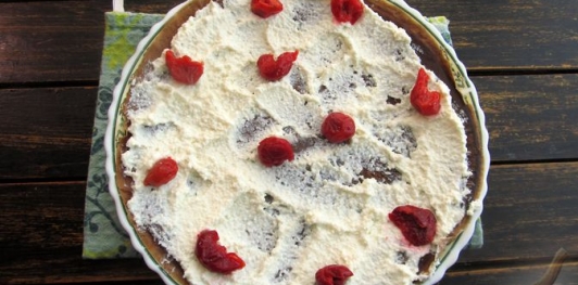 Фото приготовления рецепта: Шоколадные блинчики с творогом и вишней - шаг №18