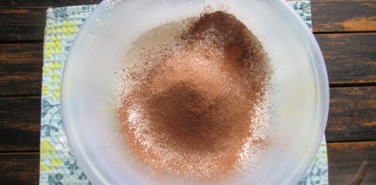 Фото приготовления рецепта: Шоколадные блинчики с творогом и вишней - шаг №2