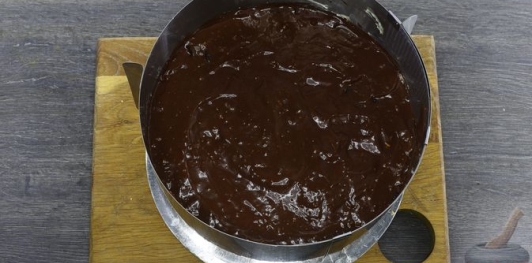 Фото приготовления рецепта: Шоколадный торт "Пьяная слива" с ореховой меренгой и желе - шаг №56