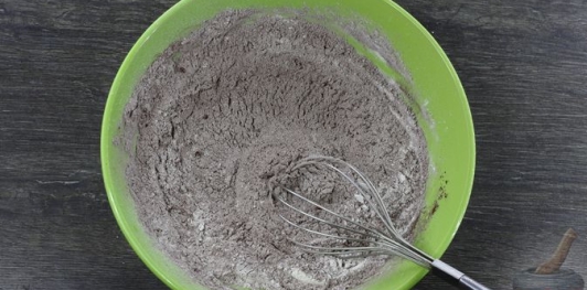 Фото приготовления рецепта: Шоколадный торт "Пьяная слива" с ореховой меренгой и желе - шаг №11