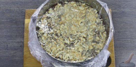 Фото приготовления рецепта: Шоколадный торт "Пьяная слива" с ореховой меренгой и желе - шаг №58