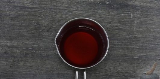 Фото приготовления рецепта: Шоколадный торт "Пьяная слива" с ореховой меренгой и желе - шаг №50