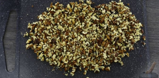 Фото приготовления рецепта: Шоколадный торт "Пьяная слива" с ореховой меренгой и желе - шаг №23