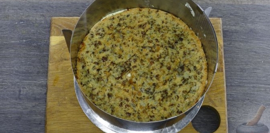 Фото приготовления рецепта: Шоколадный торт "Пьяная слива" с ореховой меренгой и желе - шаг №46