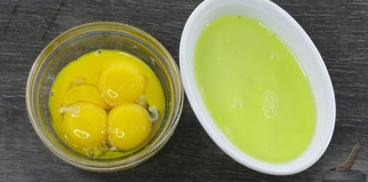 Фото приготовления рецепта: Шоколадный торт "Пьяная слива" с ореховой меренгой и желе - шаг №16