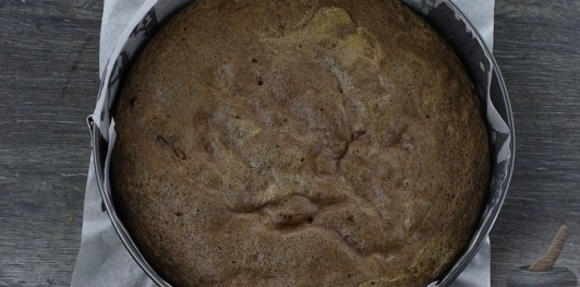 Фото приготовления рецепта: Шоколадный торт "Пьяная слива" с ореховой меренгой и желе - шаг №15