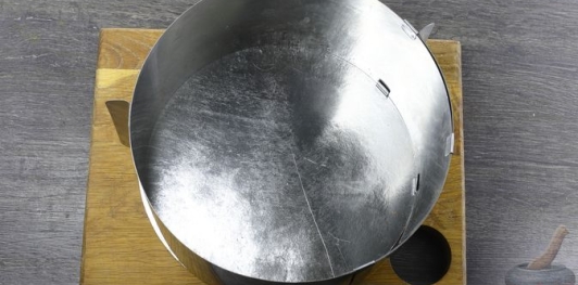 Фото приготовления рецепта: Шоколадный торт "Пьяная слива" с ореховой меренгой и желе - шаг №36