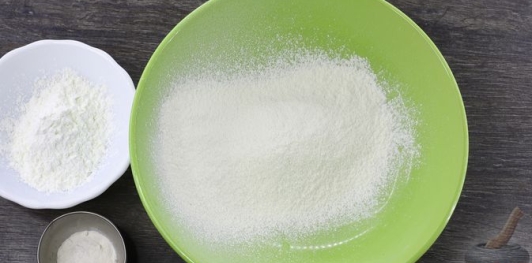 Фото приготовления рецепта: Шоколадный торт "Пьяная слива" с ореховой меренгой и желе - шаг №9