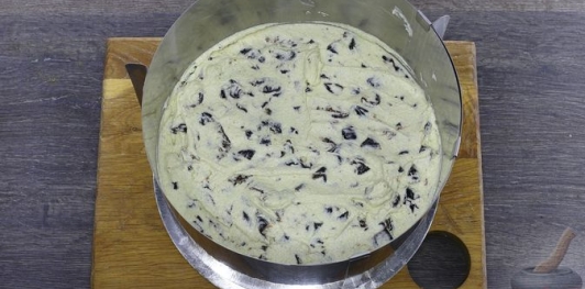 Фото приготовления рецепта: Шоколадный торт "Пьяная слива" с ореховой меренгой и желе - шаг №45