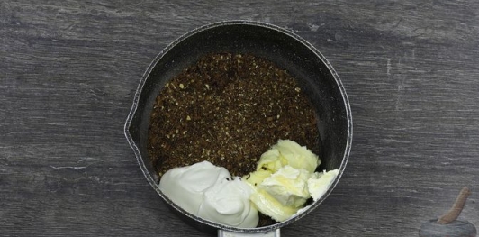 Фото приготовления рецепта: Шоколадный торт "Пьяная слива" с ореховой меренгой и желе - шаг №52