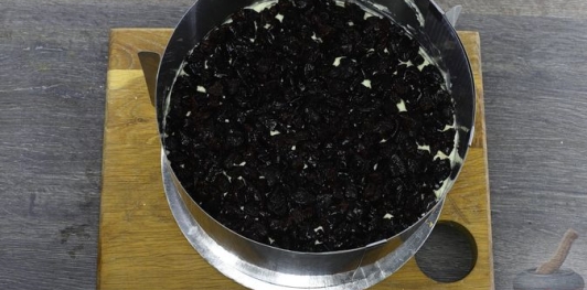 Фото приготовления рецепта: Шоколадный торт "Пьяная слива" с ореховой меренгой и желе - шаг №49